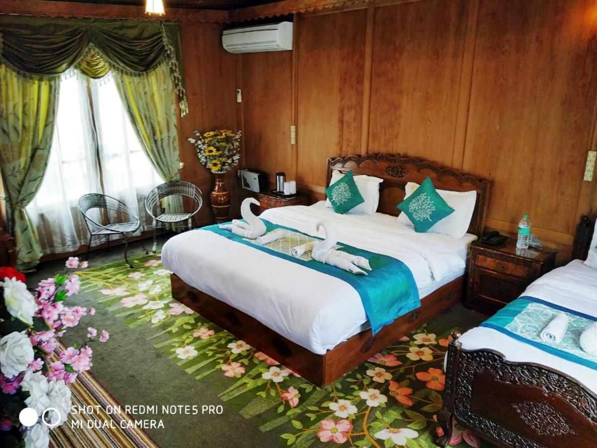 The Mughal Sheraton Houseboat Hotel Durgjan Exterior photo