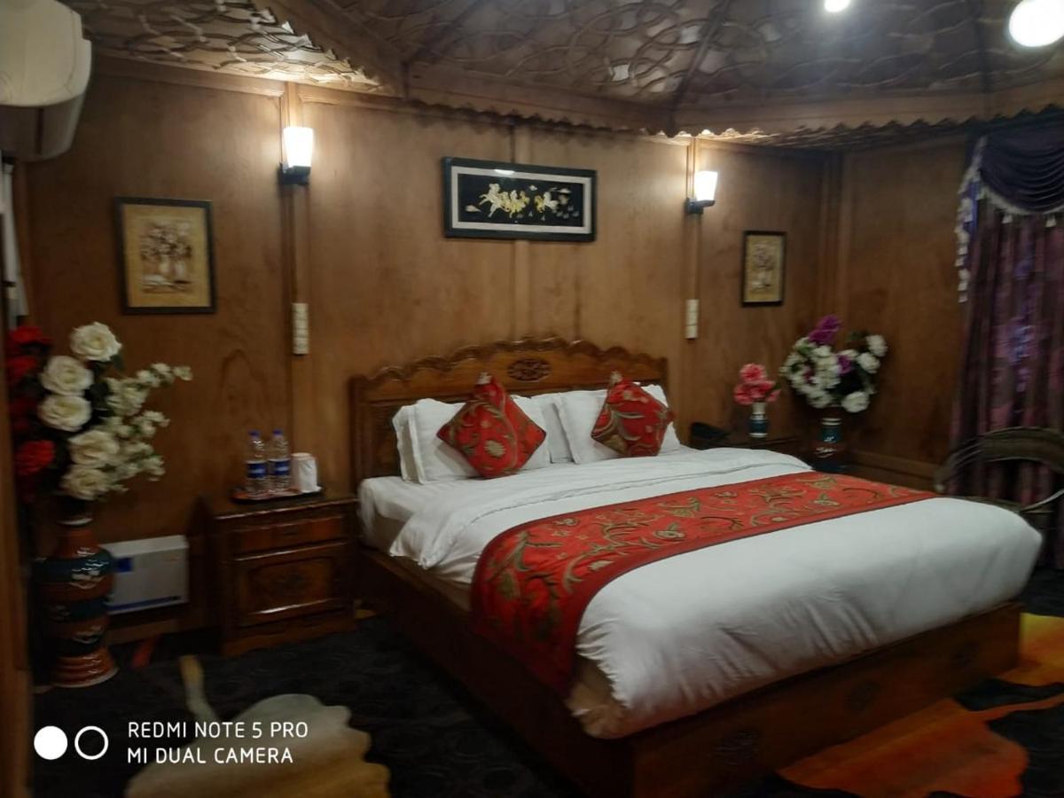 The Mughal Sheraton Houseboat Hotel Durgjan Exterior photo