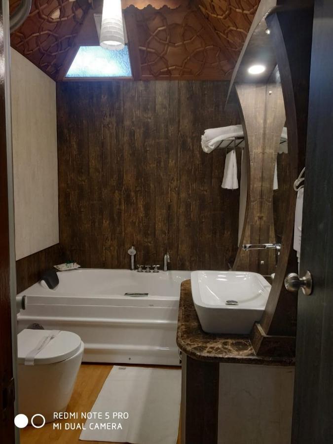 The Mughal Sheraton Houseboat Hotel Durgjan Exterior photo